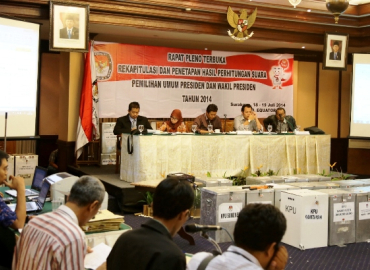 Ketua dan Anggota KPU Provinsi Jawa Timur Eko Sasmito, Dewita Hayu Shinta, Muhammad Arbayanto, Gatot Cahyo Baskoro, Choirul Anam pada saat memipin Rapat Pleno Lokasi Rekapitulasi Perhitungan Suara Presiden dan Wakil Presiden Tahun 2014 di Hotel Equator Surabaya Jawa Timur.