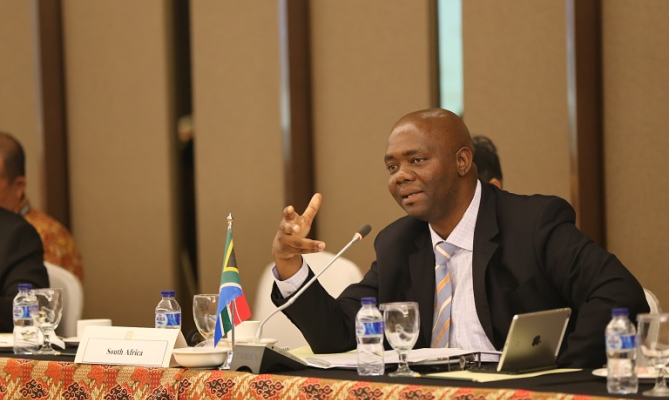 Sekretaris I Kedutaan Besar Afrika Selatan untuk Indonesia Moses Phahlare saat memaparkan sistem demokrasi, pemilu dan pengawasan pemilu di negaranya