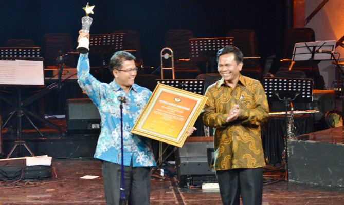Anggota Bawaslu RI, Nelson Simanjuntak menyerahkan piala dan piagam Bawaslu Award 2014 kepada salah satu Bawaslu Provinsi terbaik 