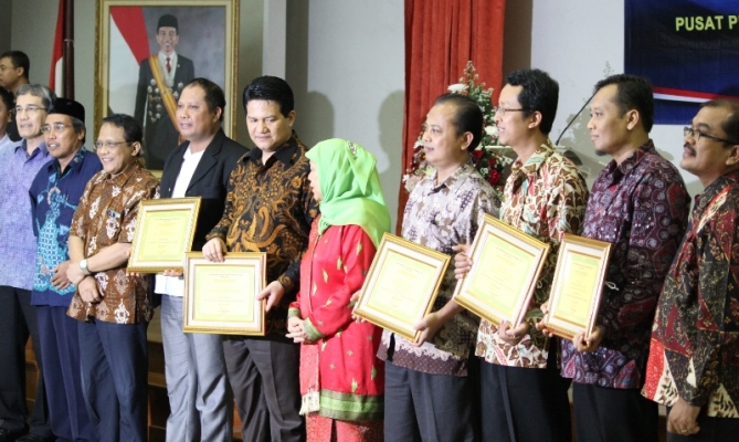 Pimpinan Bawaslu RI, Nasrullah menerima penghargaan dari PPUA Penca di Gedung KPU RI, Jakarta, Selasa (5/5). Bawaslu RI diberi penghargaan atas kontribusinya mewujudkan pemilu yang ramah bagi penyandang disabilitas.