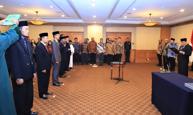 Abhan meminta cepat Adaptasi Bekerja ketika Lantik PAW Anggota Bawaslu Daerah