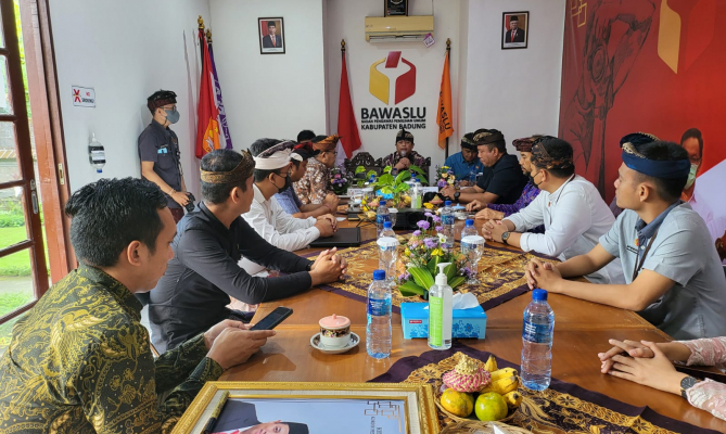 Anggota Bawaslu Puadi melakukan supervisi ke Bawaslu Kabupaten Badung. 