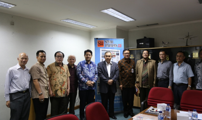 Mendagri Tjahjo Kumolo, Ketua Bawaslu RI Muhammad, dan Ketua KPU Husni Kamil Manik bersama Pimpinan dan Dewan Redaksi Harian Sore Sinar Harapan