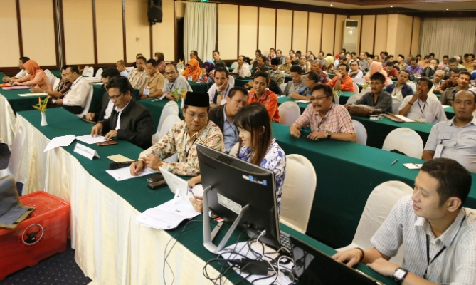 Suasana di dalam ruang pleno lantai 2 Hotel Equator yang di hadiri oleh Pimpinan Bawaslu Nelson Simanjuntak, Ketua Bawaslu Provinsi Jawa Timur Sufyanto, Anggota Bawaslu Provisnsi Andreas Pardede, dan Sri Sugeng Pujiatmoko.