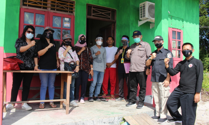 Ketua Bawaslu Abhan, Kepala Bagian SDM Hotma Maya Marbun (Kiri), Jajaran Bawaslu Provinsi Kalimantan Tengah foto bersama di rumah warga Kecamatan Teluk Sampit dalam rangka melakukan supervisi pengawasan Pencocokan dan Penelitian (Coklit) berjalan dengan aturan, Sabtu (8/8/2020).