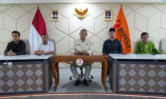 Anggota Bawaslu Totok Hariyono (tengah)