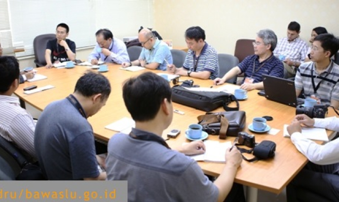 Suasana Audiensi dari Delegasi Profesor dari Shanghai University yang di fasilitator oleh Perkumpulan untuk Pemilu dan Demokrasi (Perludem) di Gedung Bawaslu Jumat (4/7).