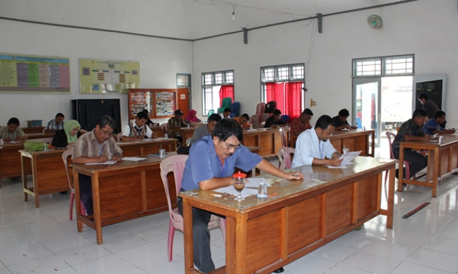 Peserta test tertulis anggota Panwaslu Banggai tampak serius mengerjakan soal