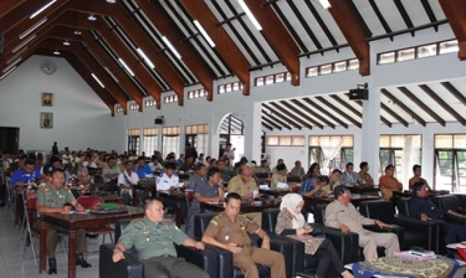 Sejumlah stakeholder Pemilukada di Kabupaten Tobasa mendengarkan sosialiasi dari Pimpinan Bawaslu Nelson Simanjuntak 