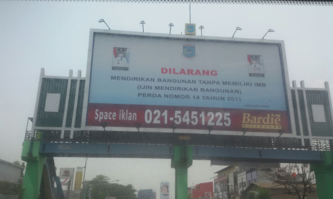 Billboard yang dipasang pemda namun memuat nama dan foto pasangan calon petahana Pilwalkot Tangsel
