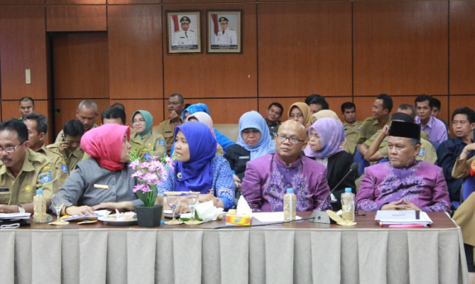 Pimpinan Bawaslu Kepulauan Bangka Belitung memberikan penjelasan dan klarifikasi kepada Komisi II DPR RI terkait evaluasi Pilkada Babel 2015