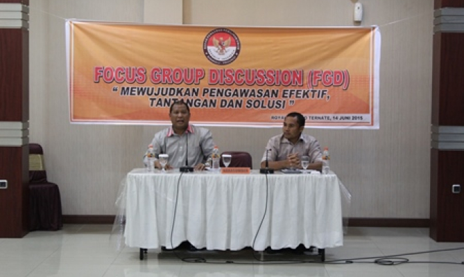 Pimpinan Bawaslu Nasrullah menjadi pembicara dalam FGD Bawaslu Provinsi Malut dengan kalangan media massa di Ternate, Minggu (14/6) malam