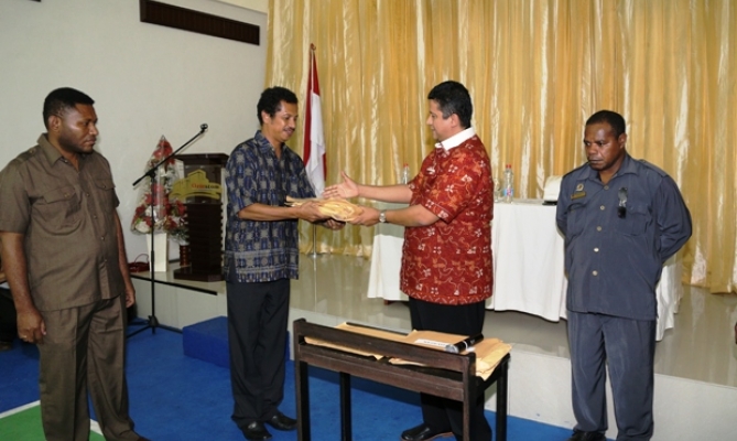Ketua Bawaslu Muhammad menyerahkan naskah soal seleksi Panwaslu Pilkada kepada Ketua Bawaslu Provinsi Papua, Alfredo Ngamelubun, Senin (15/12). 