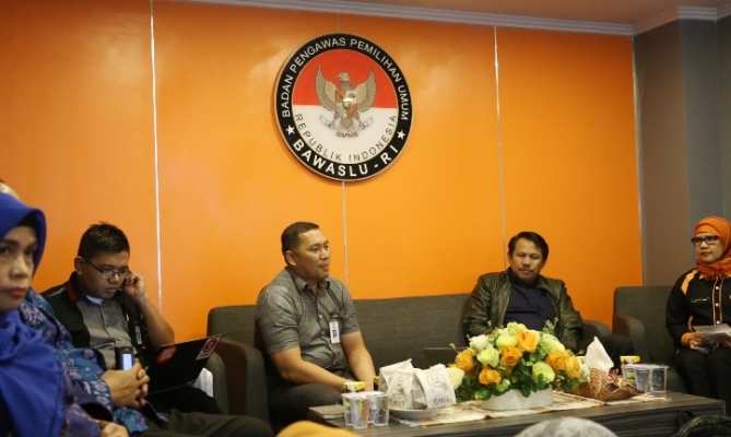 Kepala Bagian Humas dan Hubal Hengky Pramono, membuka secara langsung pada kegiatan Forum Group Discution (FGD) terkait Pengelolaan serta Pengoprasian Studio Mini di Lt. 4 Gedung Bawaslu RI, Kamis (22/1).