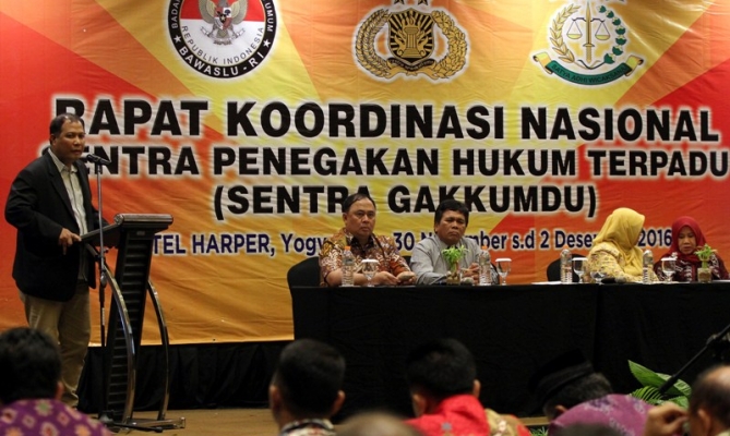 Pimpinan Bawaslu RI Nasrullah membuka kegiatan Rakornas Penanganan Pelanggaran Pilkada Tahun 2017 di Yogyakarta, Sabtu (30 November s/d 2 desember 2016) 