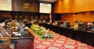 Rapat antara Pimpinan Lembaga Negara dalam menghadapi Perselisihan Hasil Pemilihan Umum (PHPU) Pemilu Presiden dan Wakil Presiden Tahun 2014, di Gedung Mahkamah Konstitusi, Jumat (18/7). Hadir dalam pertemuan tersebut Ketua Bawaslu Muhammad dan Ketua KPU Husni Kamil Manik.