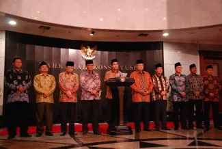 Konferensi Pers usai Rapat antara Pimpinan Lembaga Negara dalam menghadapi Perselisihan Hasil Pemilihan Umum (PHPU) Pemilu Presiden dan Wakil Presiden Tahun 2014, di Gedung Mahkamah Konstitusi, Jumat (18/7). Hadir dalam pertemuan tersebut Ketua Bawaslu Muhammad dan Ketua KPU Husni Kamil Manik.