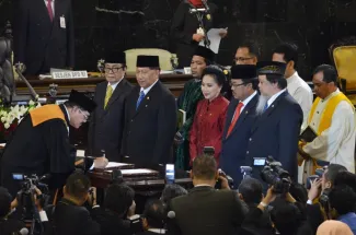 Penandatanganan sumpah janji secara simbolik oleh ketua Mahkamah Agung Muhammad Hatta Ali kepada anggota DPR RI tepilih periode 2014 -2019 di ruang rapat Paripurna Gedung DPR/MPR RI, Rabu (1/10).