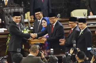 Serah terima jabatan secara simbolik oleh MPR RI oleh Anggota DPR RI  tepilih periode 2014 -2019 Ade Rezeki Pratama di ruang rapat Paripurna Gedung DPR/MPR RI, Rabu (1/10).