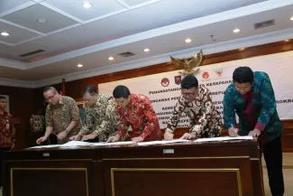 Ketua Bawaslu Muhammad (kanan), Menteri Dalam Negeri Tjahjo Kumolo (kedua dari kanan), Menteri PAN RB Yuddy Chrisnandi (tengah), Ketua KASN Sofian Effendi (kedua dari kiri), Kepala BKN Bima Haria Wibisana (kiri) menandatangani nota kesepahaman tentang Netralitas Aparatur Sipil Negara (ASN) Pilkada 2015, di Jakarta, Jumat (2/10). Nota kesepahaman ini menjanjikan sanksi yang tegas kepada ASN yang terbukti tidak netral dan melanggar aturan tentang Disiplin ASN. 