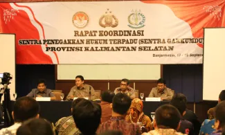 Ketua Bawaslu Provinsi Kalsel, Mahyuni, Ketua Bawaslu RI, Muhammad, Kapolda Kalsel, Brigjen Po. Machfud Arifin, Wakil Kepala Kejaksaan Tinggi Kalsel.