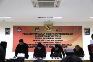 Penandatanganan Naskah Kesepakatan Bersama antara Bawaslu, KPU, KPI, dan KIP