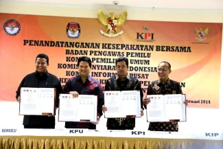 Para Pimpinan Instansi Terkait Menampakkan Naskah Kesepakatan Bersama yang Sudah ditandatangani