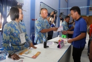 Petugas KPPS TPS Khusus 11 Lapas Sumompo, Tuminting Kota Manado menyerahkan surat suara kepada salah satu pemilih Pilkada Kota Manado 2016, Rabu (17/2).