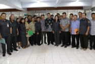 Foto bersama Ketua Bawaslu Muhammad dengan jajaran Badan Pengawas Pemilu Kalimantan Timur, Selasa (2/12)