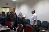 Para Pegawai Sekretariat Jenderal Bawaslu RI Menyerahkan Kue Ulang Tahun Kepada Gunawan Suswantoro, Sekretaris Jenderal Bawaslu, Selasa (30/6) di Ruang Rapat Lt. IV Gedung Bawaslu RI. 