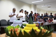 Pimpinan dan Para Pegawai Sedang Berdoa Sebelum Acara Pemotongan Nasi Tumpeng Pada Ulang Tahun Gunawan Suswantoro yang Ke-49.  