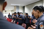Para Pegawai Sedang Berdoa Sebelum Acara Pemotongan Nasi Tumpeng Pada Ulang Tahun Gunawan Suswantoro yang Ke-49.  