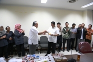 Gunawan Suswantoro, Sekretaris Jenderal Bawaslu RI Menyerahkan Potongan Nasi Tumpeng Kepada Ketua Bawaslu, Muhammad pada Perayaan Ulang Tahunnya yang Ke-49  