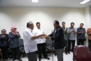 Gunawan Suswantoro, Sekretaris Jenderal Bawaslu RI Menyerahkan Potongan Nasi Tumpeng Kepada Anggota Bawaslu, Nasrullah pada Perayaan Ulang Tahunnya yang Ke-49  