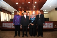 Foto bersama Ketua KPU Husni Kamil Manik, Ketua DKPP Jimly Asshiddiqie, Anggota DKPP Endang Wihdatiningtyas, dan Ketua Bawaslu Muhammad, di ruang sidang DKPP, Rabu (14/1)