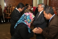 Kepala Biro H2PI  Jajang Abdullah memberikan selamat memberikan selamat atas dilantiknya Endang Wihdatiningtyas menjadi angoota DKPP periode 2015- 2017, di ruang sidang DKPP, Rabu (14/1)