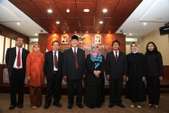 Foto Bersama Ketua dan Anggota DKPP, di ruang sidang DKPP, Rabu (14/1)