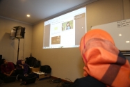 Pemaparan slide oleh Kepala Bidang Penunjang Program dan Berita TVRI Rizal Damis terkait Pengenalan Teknis Operasional Studio Audio Visual dan Pengenalan Teknis Produksi Program dan Berita  Studio Audio Visual, di Lt. 4 Gedung Bawaslu RI, Kamis (22/1).