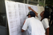Warga Kota Manado sedang mengamati Daftar Pemilih Tetap (DPT) yang terpasang pada salah satu TPS Pilkada Kota Manado 2016, Rabu (17/2).