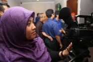 Staf  Humas Bawaslu Nadya Kharima mempraktekan pengambilan gambar lewat video camera ketika melakukan Produksi Program dan Berita  Studio Audio Visual di Lt. 4 Gedung Bawaslu RI, Kamis (22/1). 
