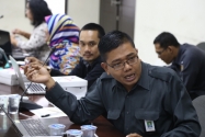 Kepala Sub Bagian Humas R.Monang Silalahi menjelaskan terkait konten dan tatacara pengelolaan website bawaslu.go.id, di ruang Media Center, Rabu (21/1)