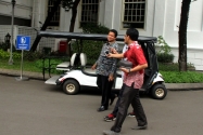 Ketua Bawaslu melayani wawancara para Wartawan di Sekitar area Istana Negara.
