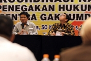 Anggota Komisi II DPR RI Arteria Dahlan (kiri) saat memberikan materi terkait regulasi Pilkada dalam Rakornas Penanganan Pelanggaran Pilkada Tahun 2017 di Yogyakarta, Sabtu (30 November s/d 2 desember 2016) 