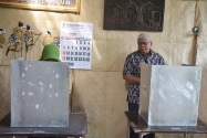 Pimpinan Bawaslu Endang Wihdatiningtyas bersama suaminya menggunakan hak suaranya pada Pemilihan Walikota Yogyakarta, Rabu, 15 Februari 2017