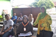 Pimpinan Bawaslu Endang Wihdatiningtyas berfoto bersama dengan Pengawas TPS dan para saksi di TPS 09 Pakualaman, Yogyakarta