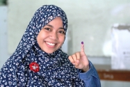 Pemilih yang telah menggunakan hak pilihnya memperlihatkan tanda tinta pada jari tangan sebagai tanda telah menggunaka hak pilihnya.